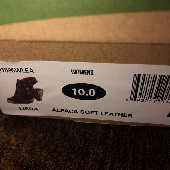 Earth sandals size 10 - Picture 5 of 6